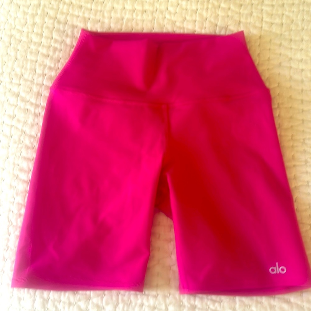 Alo 7” biker shorts bright pink